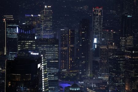 写真はジャカルタのビジネス街の夜景。2025年11月、ジャカルタで撮影。REUTERS/Willy Kurniawan