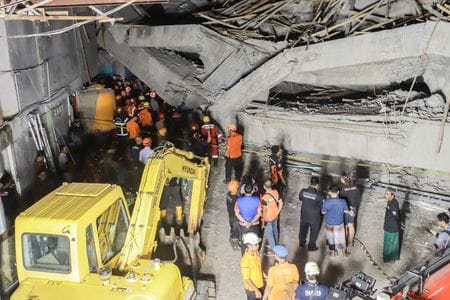 インドネシア東ジャワ州シドアルジョのイスラム系寄宿学校で発生した建物倒壊で、死亡が確認された生徒の数が３６人に増えたと、防災当局が１０月５日発表した。９月２９日撮影（２０２５年　ロイター）