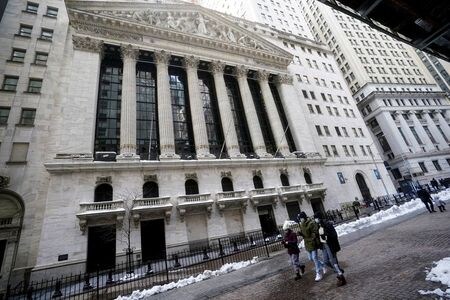 米国株式市場は上昇し、ダウ工業株３０種は９２ドル高で取引を終えた。写真は３日、ニューヨーク証券取引所前で撮影（２０２１年　ロイター／Carlo Allegri）