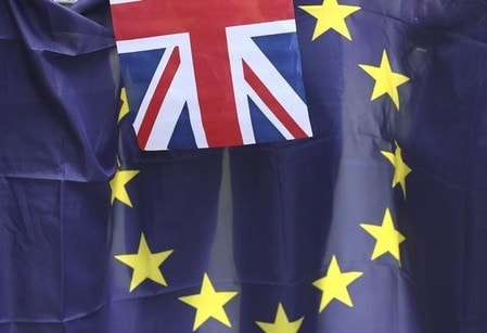 　６月２０日、英国が欧州連合（ＥＵ）から離脱することが決定すれば、スウェーデンとデンマーク、ノルウェーの北欧３カ国の中央銀行は金融政策運営が一段と困難になる恐れがある。写真は欧州旗の前でたなびく英国旗。ロンドンのパーラメント・スクエアで１９日撮影（２０１６年　ロイター/Neil Hall）