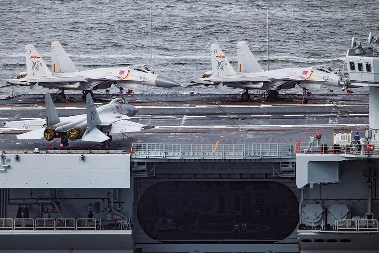 中国海軍初の空母「遼寧」上の艦載機（17年7月）　SAM TSANGｰSOUTH CHINA MORNING POST/GETTY IMAGES