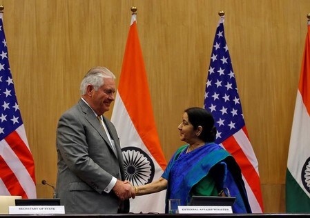 　１０月２５日、インド政府、同国を訪問中のティラーソン米国務長官（写真左）に対し、北朝鮮にある大使館を閉鎖しない方針を伝えた。ニューデリーで撮影（２０１７年　ロイター/Altaf Hussain）