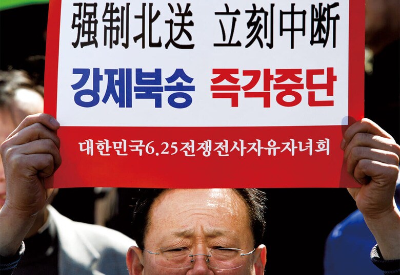 北朝鮮に戻れば拷問や性暴力、死刑を覚悟しなければならない。ソウルの中国大使館前で脱北者の強制送還中止を求めるデモ参加者（2012年3月）　KIM HONG-JIｰREUTERS