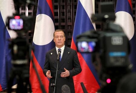 ロシア前大統領のメドベージェフ安全保障会議副議長（写真）は、ウクライナとの戦争は休戦をはさみながら長期化し、数十年単位で続く可能性があると述べた。ラオスで５月撮影（２０２３年　ロイター／SPUTNIK）