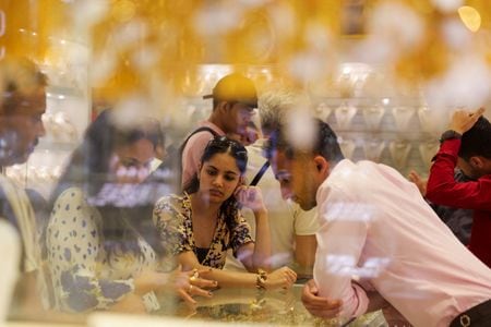 　４月２２日、    「黄金の街」とも呼ばれるアラブ首長国連邦（ＵＡＥ）の都市ドバイの「ゴールド・スーク（金市場）」では２２カラットの金の宝飾品が、結婚式や宗教的な祝い事、個人の投資対象として長らく最大の売れ筋商品だった。ドバイの宝飾店で１７日撮影（２０２５年　ロイター/Amr Alfiky）