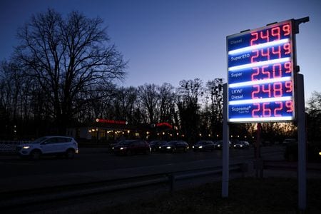 ドイツ・ベルリンのガソリンスタンドで4日撮影　REUTERS/Annegret Hilse