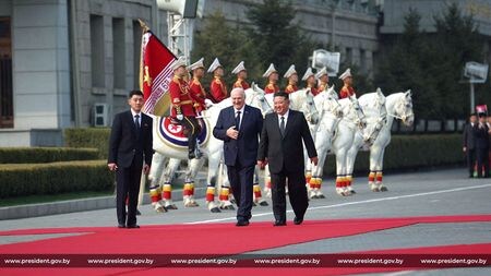 ルカシェンコ大統領と北朝鮮の金正恩朝鮮労働党総書記、25日の提供写真　President of the Republic of Belarus/Handout via REUTERS