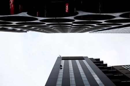 　７月３１日、内閣府が発表した消費動向調査によると、消費者態度指数（２人以上の世帯・季節調整値）は前月比０．３ポイント改善の３６．７と２カ月連続でプラスとなった。基調判断は「改善に足踏みがみられる」で据え置いた。都内で２０１８年３月撮影（２０２４年　ロイター/Kim Kyung-Hoon）