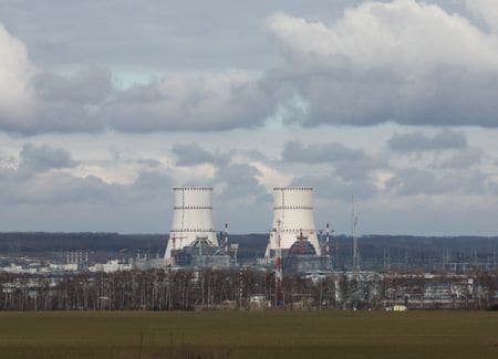 　ウクライナのドローン（無人機）攻撃により、ロシア西部クルスク州にあるクルスク原子力発電所で一時火災が発生したと、原発の広報が２４日に明らかにした。写真は同原発。クルスク州クルチャトフで３月撮影（２０２５年　ロイター/Shamil Zhumatov）