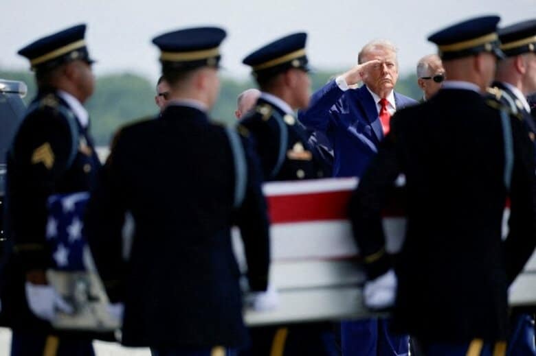 ヨルダンの空軍基地での攻撃で死亡した米軍兵士の遺体を移送する軍関係者に対し、敬礼するトランプ米大統領。米デラウェア州ドーバーのドーバー空軍基地で7月22日撮影。REUTERS/Evan Vucci