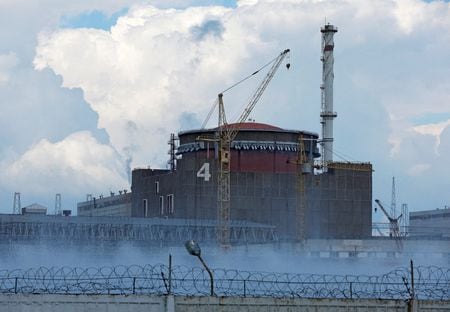 ウクライナ南東部の欧州最大級のザポロジエ原子力発電所について、この地域を制圧しているロシアの当局者は１６日、ウクライナ軍が同原発があるエネルゴダール市に対する砲撃を行っていると表明した。4日撮影（２０２２年　ロイター/Alexander Ermochenko/File Photo）