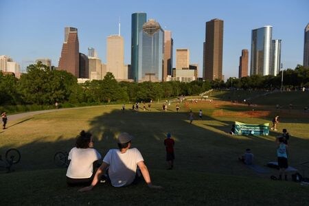 　５月５日、米テキサス州のアボット知事は、新型コロナウイルスの感染拡大を受けて導入した規制の緩和をさらに進め、ネイルサロン、美容院、理髪店の営業を８日から、ジム、オフィスビルの営業を１８日から認める方針を明らかにした。同州ヒューストンで４日撮影（２０２０年　ロイター/Callaghan O\'Hare）