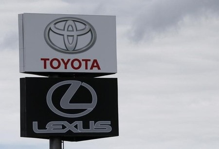 　８月２５日、トヨタ自動車は高級車ブランド「レクサス」の２０１７年上期（１―６月）の世界販売台数が前年同期比４．４％減の３０万５１６９台だったと発表した。写真はトヨタとレクサスの看板。モスクワで２０１６年７月撮影（２０１７年　ロイター/Sergei Karpukhin）