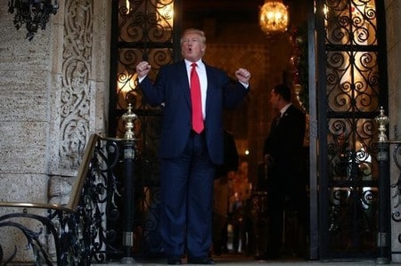 　１２月２３日、トランプ次期米大統領（写真）の政権移行チームが国務省と国土安全保障省に対し、暴力的な過激主義に対抗するプログラムに関与する当局者の名前を提供するよう求めたことが明らかになった。フロリダ州で２１日撮影（２０１６年　ロイター/Carlos Barria）