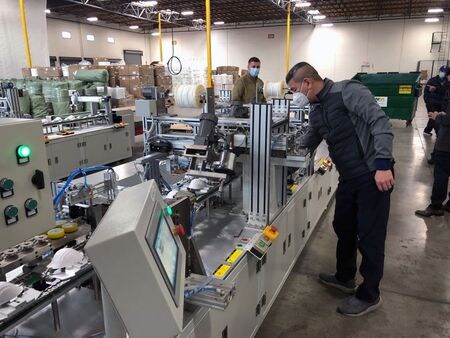 　３月５日、米労働省が発表した２月の米雇用統計では接客業の雇用の伸びが回復し、一見すると、新型コロナウイルスワクチンの接種や感染ペースの鈍化が労働市場の回復につながる可能性を示した。写真はカリフォルニア州の工場で１月撮影（２０２１年　ロイター／Timothy Aeppel）