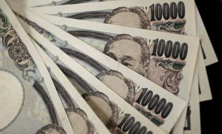 　１１月１０日、    日銀が発表した１０月のマネーストック速報によると、Ｍ３の平均残高は前年比３．７％増の１５２２兆２０００億円となった。写真は円紙幣。２０１１年８月撮影（２０２１年　ロイター/Yuriko Nakao）