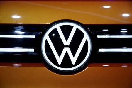 　ドイツの自動車大手フォルクスワーゲン（ＶＷ）は２８日、中国・四川省の省都・成都にある中国第一汽車集団との合弁工場が操業停止となったことを明らかにした。写真はＶＷのロゴ。２０２１年４月撮影（２０２２年　ロイター/Aly Song）