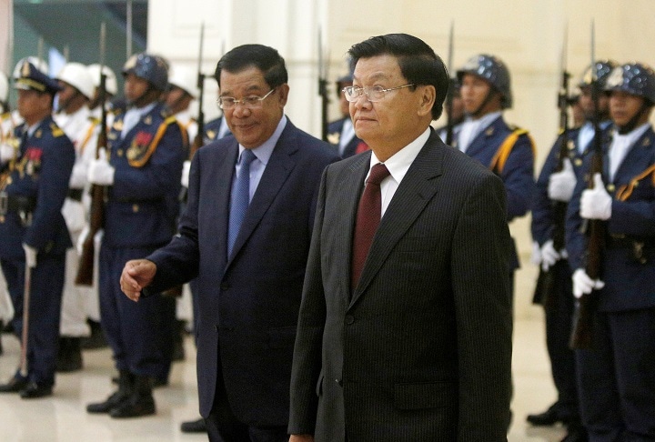 中国にとって重要なASEAN内陸国（左がカンボジア首相、右がラオス首相、先月）　Samrang Pring-REUTERS