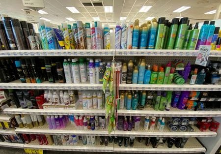 米ドラッグストア大手ＣＶＳヘルスは４日、新型コロナウイルスのワクチン接種や検査に対する需要や医療費を巡る不確実性を理由に、来年の収益目標を若干修正した。これを受けて株価は約３％下落した。写真はＣＶＳストアの店内。米国内で昨年９月撮影。（2021年 ロイター/Mario Anzuoni ）