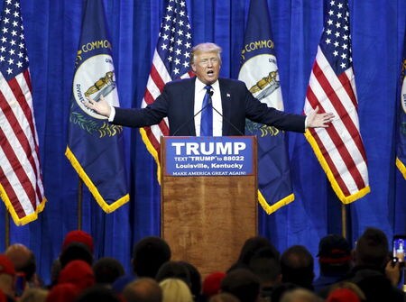 　３月１日、米大統領選の民主・共和両党の候補指名争いは１日、最大のヤマ場となる「スーパーチューズデー」を迎えた。各種メディアの報道によると、共和党のドナルド・トランプ氏（写真）が７州、民主党のクリントン前国務長官も７州でそれぞれ勝利の公算となり、指名に向け大きく前進した。ケンタッキー州で撮影（２０１６年　ロイター/Chris Bergin）