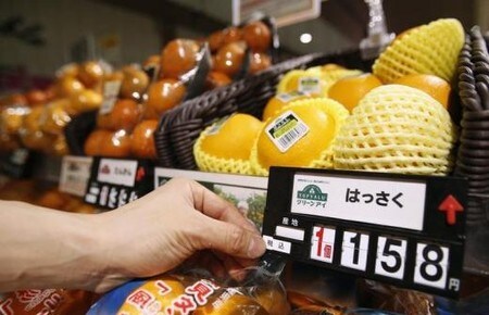 　１０月７日、菅義偉官房長官はテレビ番組で、１０％への消費税引き上げは「リーマンショックのようなことがない限り実施する」との従来見解を堅持した。写真は２０１４年４月、千葉県内のスーパーで撮影（２０１８年　ロイター/Yuya Shino）