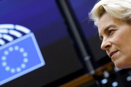 １２月４日、    欧州委員会のフォンデアライエン委員長（写真）は、米インフレ抑制法（ＩＲＡ）に盛り込まれた補助金措置で域内から投資が流出するのを防ぐため、国家補助金に関するルールを新たなグローバル環境に適応させる考えを示した。ブリュッセルで１１月撮影（２０２２年　ロイター/Yves Herman）