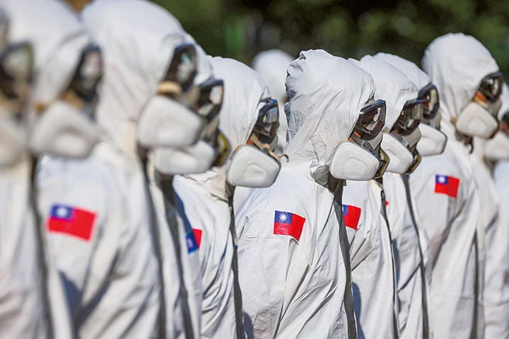 大規模なクラスターが発生した台北市万華区で消毒剤噴霧の準備をする台湾軍の兵士たち（5月16日）　ANN WANG-REUTERS