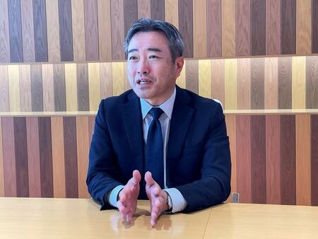 　楽天カード（東京都港区）の新社長に就任した中村晃一氏（写真）はロイターのインタビューに応じ、中期的にＮｏｎ－ＧＡＡＰ（特別費用を除外した）営業利益を１０００億円に拡大する方針を示した。３月２１日、東京で撮影（２０２５年　ロイター/Ritsuko Shimizu）