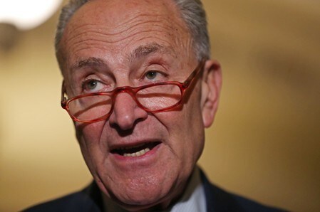 　１１月１８日、米上院民主党のチャック・シューマー院内総務（写真）と共和党のトム・コットン上院議員は、ＡＩ（人工知能）などを含む先進技術の対中輸出規制を迅速に強化するよう政府に要請した。１０月２９日、ワシントンの米議会で撮影（２０１９年　ロイター/Siphiwe Sibeko）