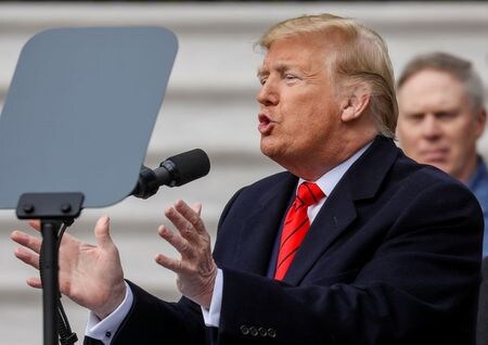 トランプ米大統領は２９日、中国の習近平国家首席と対話し、米中が新型コロナウイルスによる肺炎への対応を巡り連携していると語った（２０２０年　ロイター/LEAH MILLIS）