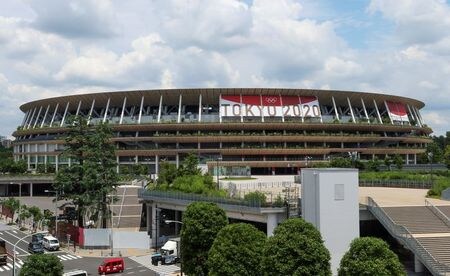 　７月５日、東京五輪・パラリンピックの大会組織委員会は、観客数の上限設定に伴い実施を決めたチケットの再抽選について、結果発表を１０日未明に延期すると発表した。写真は都内で６月撮影（２０２１年　ロイター／Pawel Kopczynski）