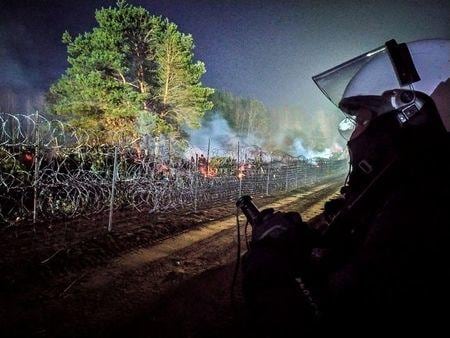 ベラルーシは１２日、不法移民を阻止する取り組みの一環として、必要な入国書類を保持していない約２０００人を強制送還したと発表した。（２０２１年　ロイター/Policja Podlaska）