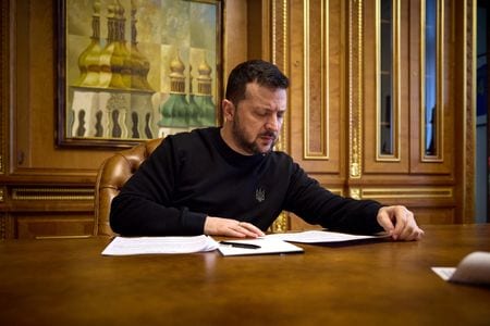 　ウクライナのゼレンスキー大統領は２９日に掲載された米紙ワシントン・ポストとのインタビューで、米議会で審議が滞っている軍事支援が得られなければ、ウクライナ軍は「徐々に」退却を余儀なくされると述べ、迅速な可決を訴えた。２８日撮影。ウクライナ大統領プレスサービス提供写真（２０２４年　ロイター）