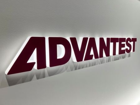 　アドバンテストは１９日、ランサムウエア（身代金要求型ウイルス）を伴うサイバーセキュリティーインシデントが発生したと発表した。暫定的な調査の結果、権限のない第三者がネットワークの一部に不正アクセスし、ランサムウエアを展開した可能性があることが示唆されたとしている。写真はアドバンテストのロゴ。２０２４年６月、東京で撮影（２０２６年　ロイター／Sam Nussey）