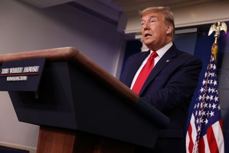 　トランプ米大統領は３月２６日、同日中に中国の習近平国家主席と電話会談する見通しだと述べた。また、中国が公表する新型コロナウイルス感染者数の集計の信ぴょう性に疑問を呈した。ホワイトハウスで撮影（２０２０年　ロイター/Jonathan Ernst）