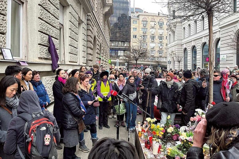 2月8日にブダペストで開かれた追悼集会にはさまざまな国の出身者が参加した　COURTESY OF WAKA IKEDA