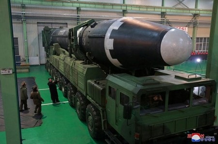 　４月２３日、北朝鮮による大陸間弾道ミサイル（ＩＣＢＭ）発射実験の中止発表について、専門家らは、米国に脅威を与えるのには十分ながらも、正確性と信頼性が立証されていない未完成な核兵力に当面は甘んじる姿勢がうかがえると指摘する。写真は昨年１１月にＫＣＮＡが配信した北朝鮮のＩＣＢＭ。提供写真（２０１８年　ロイター）