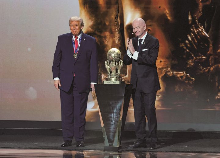 インファンティーノ（右）はトランプ（左）のためにFIFA平和賞を創設し授与した（昨年12月）　JONATHAN ERNST-REUTERS