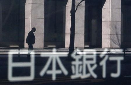 　日銀が２０２２年１２月１９―２０日に開いた金融政策決定会合では、２％物価目標を巡り、１人の委員が「ＣＰＩ上昇率で表現した数字をどこまで厳密なものとして扱うべきか、議論の余地があるのではないか」と述べていたことが明らかになった。写真は２０１４年１月、都内で撮影（２０２３年　ロイター／Yuya Shino）