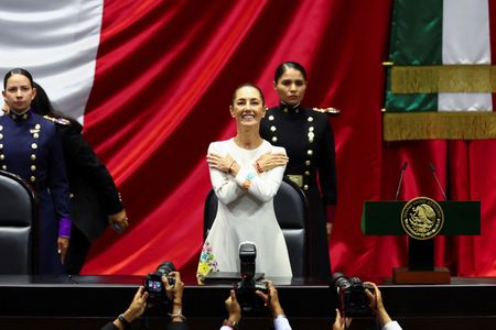 メキシコで１日、クラウディア・シェインバウム氏（６２）が女性として初めて大統領に就任した。（２０２４年　ロイター/Raquel Cunha）