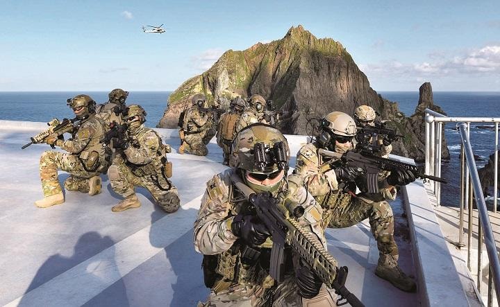 仮想敵は? 竹島（韓国名・独島）で訓練を行う韓国海軍の特殊部隊（8月25日)　SOUTH KOREAN NAVYーYONHAPーREUTERS