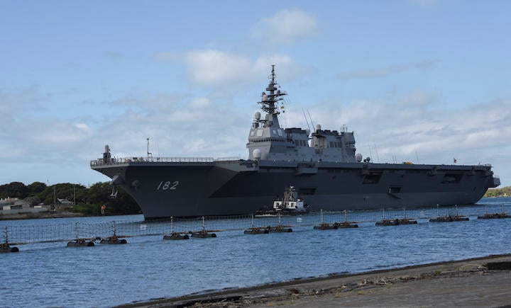 2018年7月、リムパック参加のためハワイに到着した海上自衛隊の護衛艦「いせ」U.S. Navy/ Natalie M. Byers/ REUTERS