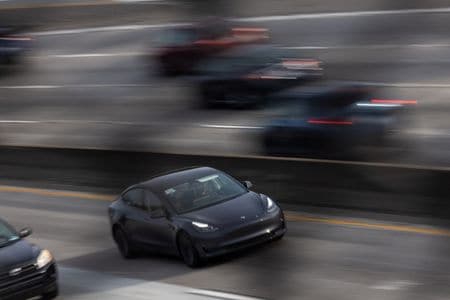 米電気自動車（ＥＶ）大手テスラはボンネットのラッチ（掛け金）が外れているのをソフトウエアが検知できない恐れがあるとして、米国で１８５万台をリコール（回収・無償修理）すると発表した。写真は２０２３年１２月、カリフォルニア州サンフランシスコで撮影（２０２４年　ロイター/Carlos Barria）