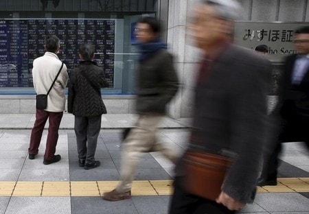　５月１６日、寄り付きの東京株式市場で、日経平均株価は前営業日比８３円２１銭高の１万９９５３円０６銭となり、反発して始まった。前日の欧米株高を背景にリスク選好の資金が流入した。国内企業の決算発表が出揃い、バリュエーション面での割安感も評価されている。写真は都内の株価ボード、２０１６年１月撮影（２０１７年　ロイター／Yuya Shino）