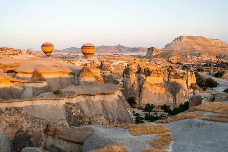 トルコ中部の世界的な観光地カッパドキア。独特の奇岩群と熱気球が織りなす風景で知られるが、10月29日にはギョレメ野外博物館付近で落石事故が発生した Yalcin Sonat -shutterstock-