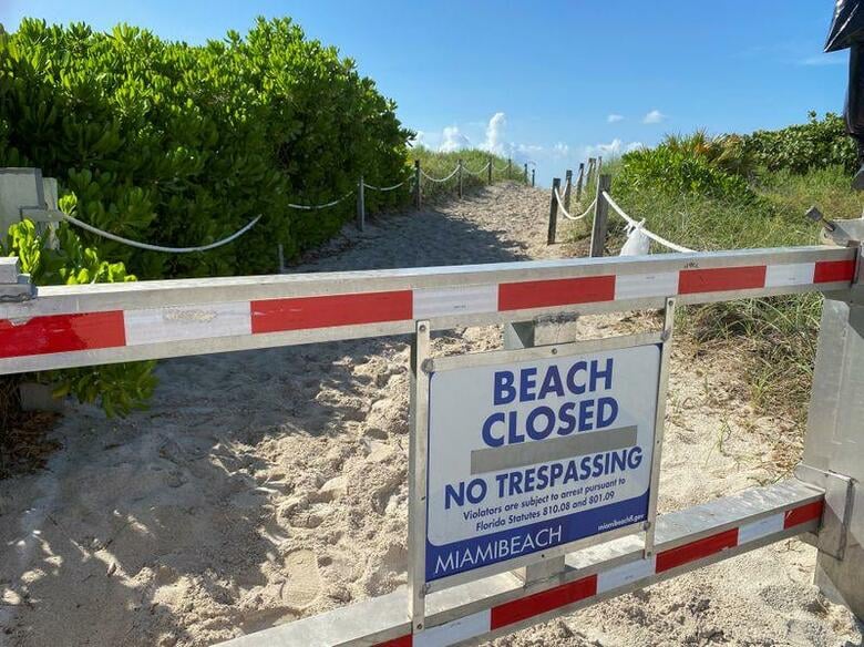 米フロリダ州のマイアミデイド郡は3日、夜間外出禁止令を発令したほか、カジノや劇場などの営業再開を延期した。写真は3日、マイアミで撮影(2020年　ロイター/Elizabeth Feria)
