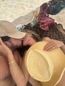 【写真】もしかして何も着ていない？　米モデルが投稿した「大胆すぎる夫婦旅行写真」　@heidiklum / instagram
