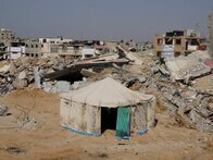 空爆から１年半、なぜ「今回は」ガザの復興が進まないか