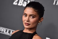 谷間丸出しで「手錠され連行」...カイリー・ジェンナー、過激衣装と「無神経」動画にネット激怒