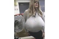 【動画】巨大なバストに際どい姿で指導にあたるルミュー